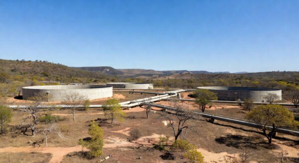 Reservatórios de água inaugurados em Sobradinho, com estruturas de saneamento no planalto central brasileiro.