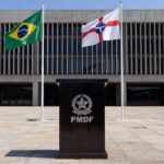 Palácio do Buriti em Brasília com mesa e certificado de Cidadão Honorário, bandeiras do DF e Brasil ao fundo.