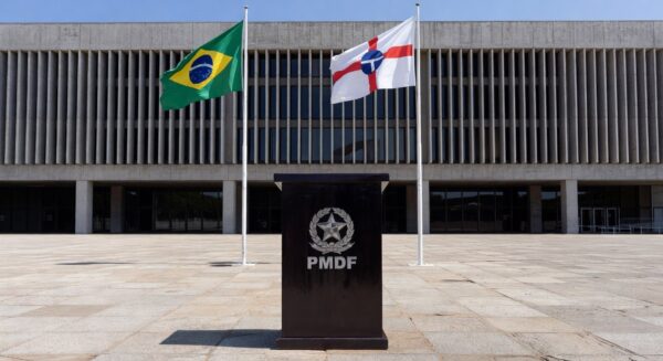 Palácio do Buriti em Brasília com mesa e certificado de Cidadão Honorário, bandeiras do DF e Brasil ao fundo.