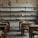 Sala de aula abandonada evidenciando falta de recursos na educação de jovens e adultos