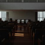 Interior da Câmara do DF com cadeiras vazias durante sessão de homenagens à enfermagem