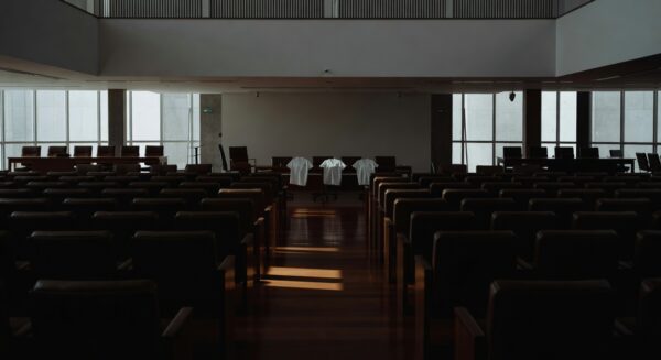 Interior da Câmara do DF com cadeiras vazias durante sessão de homenagens à enfermagem