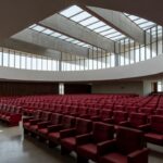 Fachada da Câmara Legislativa do Distrito Federal em Brasília sob céu nublado
