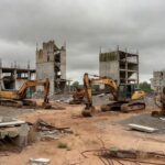 Escola e hospital públicos deteriorados em Brasília, simbolizando falta de investimentos em educação, saúde e cultura no DF
