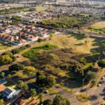 Paisagem urbana de Taguatinga e Jardim Botânico com áreas verdes e edificações