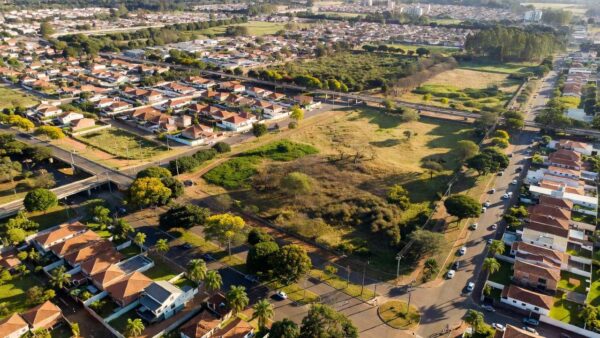 Paisagem urbana de Taguatinga e Jardim Botânico com áreas verdes e edificações