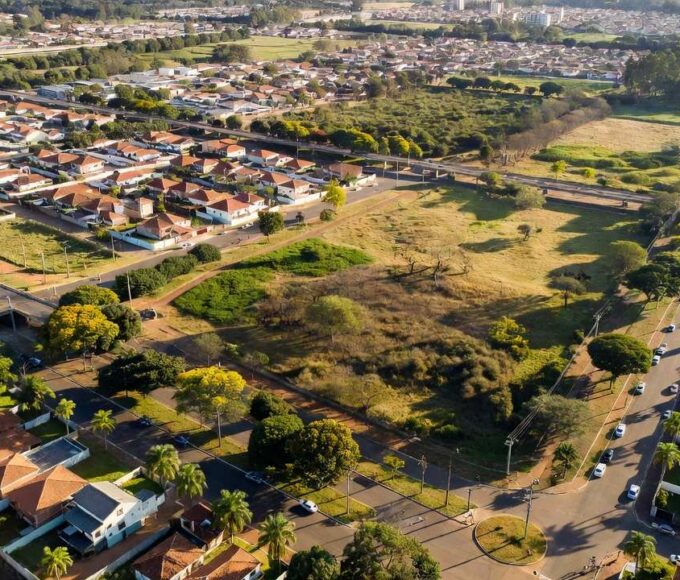Paisagem urbana de Taguatinga e Jardim Botânico com áreas verdes e edificações