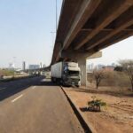 Carreta presa sob viaduto da EPIA Sul no Distrito Federal