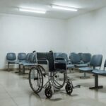 Cadeira de rodas vazia em sala de espera da UPA do Recanto das Emas