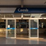 Fachada de prédio da Caesb com atendimento presencial suspenso