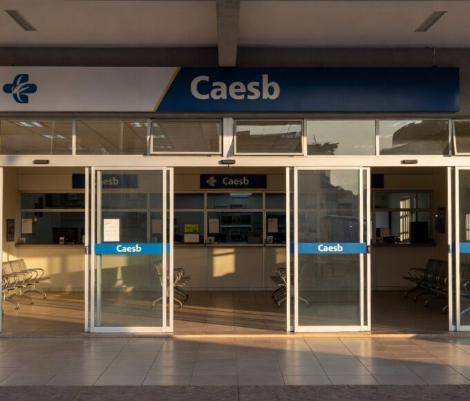 Fachada de prédio da Caesb com atendimento presencial suspenso