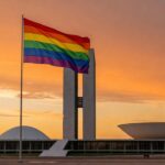 Fachada da Câmara do DF com bandeiras do Orgulho LGBTI+ em Brasília