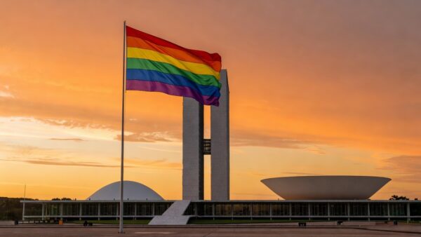 Fachada da Câmara do DF com bandeiras do Orgulho LGBTI+ em Brasília