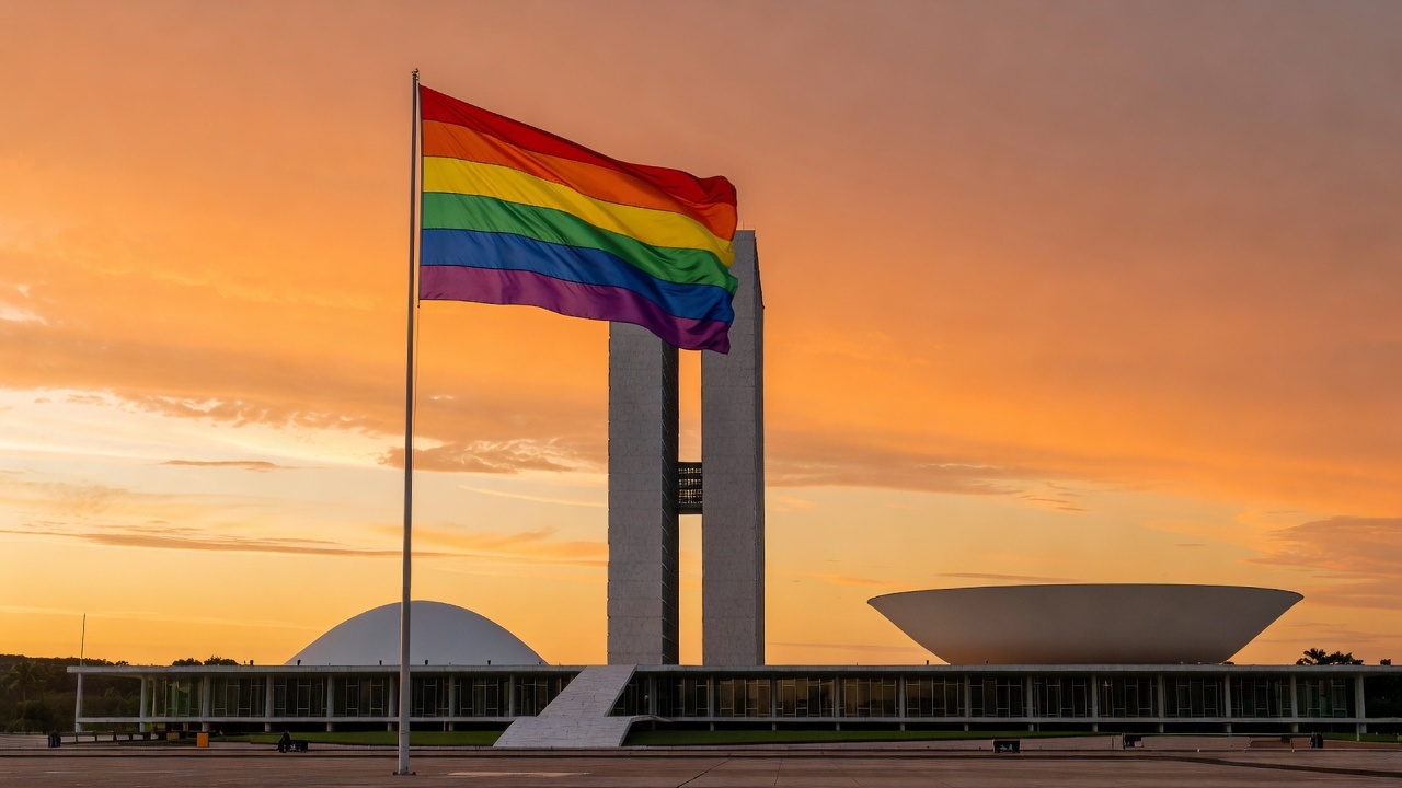 Fachada da Câmara do DF com bandeiras do Orgulho LGBTI+ em Brasília