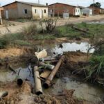 Tubulações e medidores de água em área residencial da Fercal, Caesb regulariza ligações