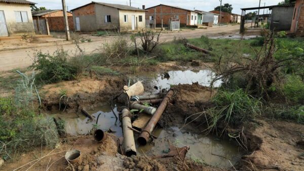 Tubulações e medidores de água em área residencial da Fercal, Caesb regulariza ligações