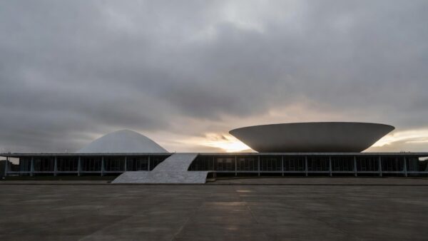 Vista do Palácio do Buriti em Brasília ao entardecer