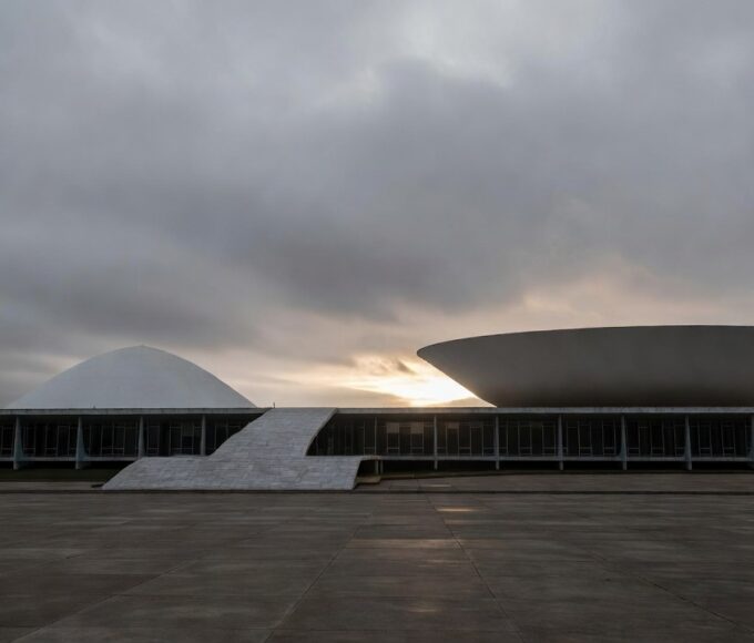 Vista do Palácio do Buriti em Brasília ao entardecer