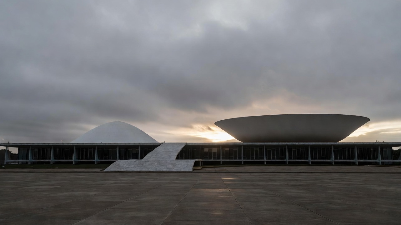 Vista do Palácio do Buriti em Brasília ao entardecer
