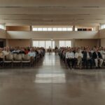 Auditório em Brasília com idosos em evento de prevenção a golpes e violência no DF