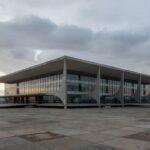 Plenário da CLDF com documentos espalhados, simbolizando votações apressadas e poucos resultados