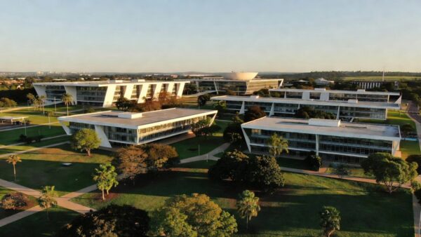 Campus da UnDF em Brasília com prédios e áreas verdes