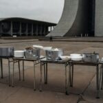 Cozinha solidária no DF com panelas de comida para combater a fome