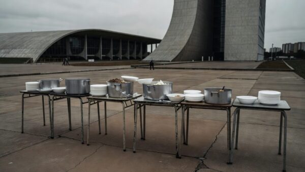 Cozinha solidária no DF com panelas de comida para combater a fome