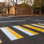 Faixa elevada em rua de Brasília com implementação atrasada pela lei do DF