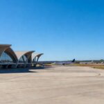 Aeroporto de Brasília com aviões na pista durante férias de julho