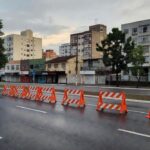 Interdição parcial na Avenida Hélio Prates com barreiras na via