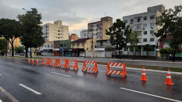 Interdição parcial na Avenida Hélio Prates com barreiras na via
