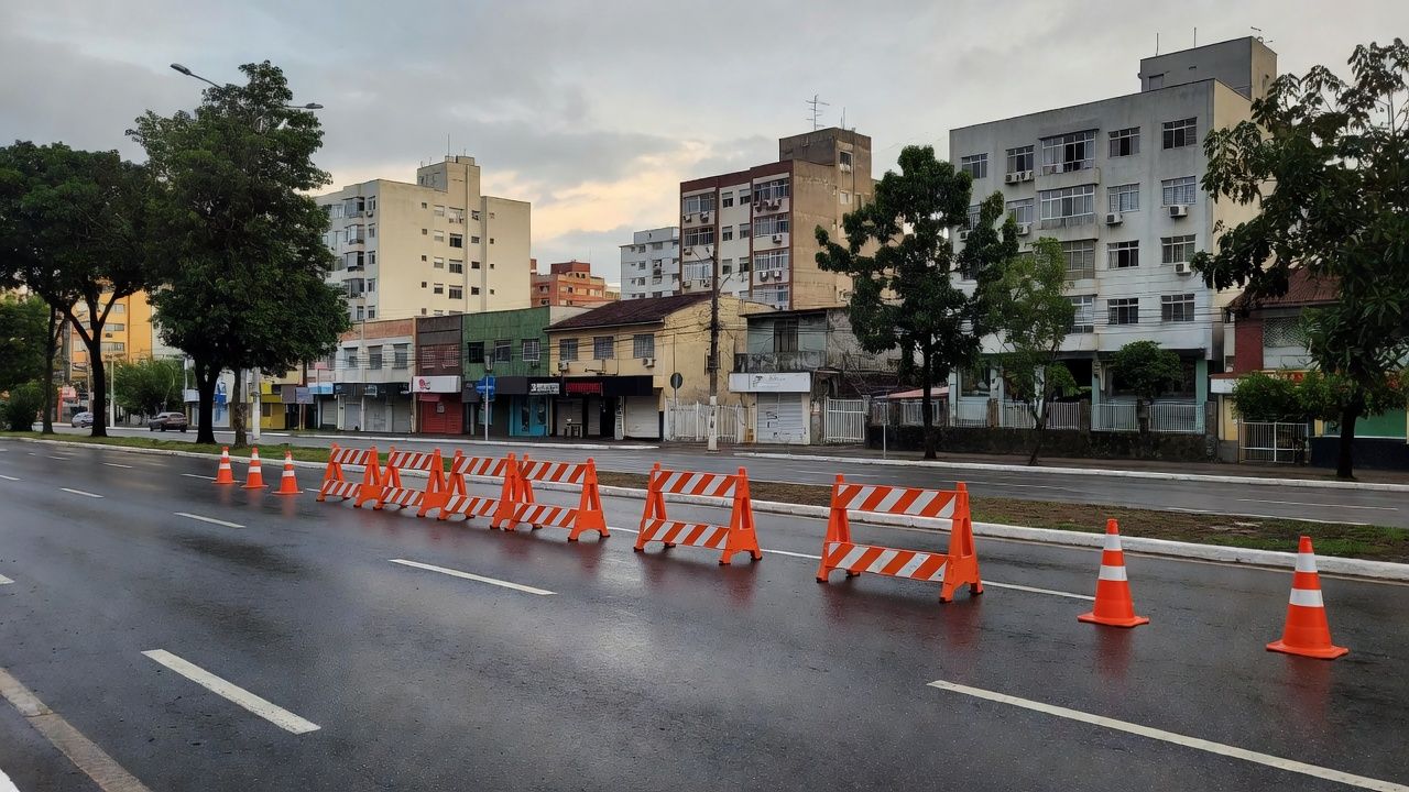 Interdição parcial na Avenida Hélio Prates com barreiras na via