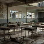 Escola pública deteriorada em Brasília evidenciando precariedade