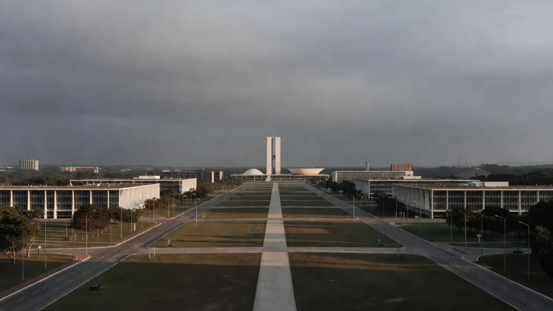 Vista do Congresso Nacional em Brasília sob céu nublado