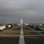 Vista do Congresso Nacional em Brasília sob céu nublado