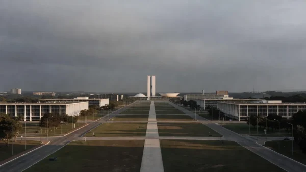 Vista do Congresso Nacional em Brasília sob céu nublado