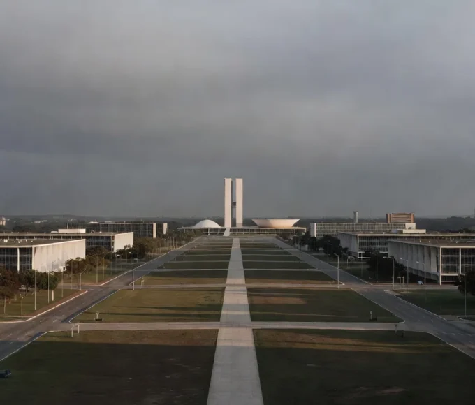Vista do Congresso Nacional em Brasília sob céu nublado