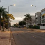 Rua na Asa Norte em Brasília com faca e barra de ferro no chão