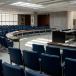 Prédio da CLDF em Brasília com bandeiras do MDB representando apoio político