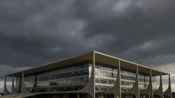 Câmara Legislativa do DF em Brasília, homenagem a instituto de advogados com críticas por ineficácia
