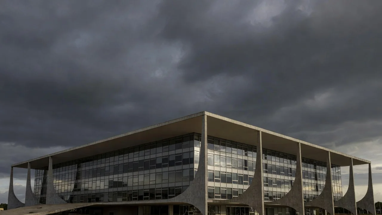 Câmara Legislativa do DF em Brasília, homenagem a instituto de advogados com críticas por ineficácia