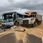 Acidente entre ônibus Real Expresso e caminhão de areia na GO-010 em Luziânia