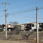 Linhas de energia em área residencial do Lago Norte e Jardim Botânico, Brasília, com interrupção de energia.