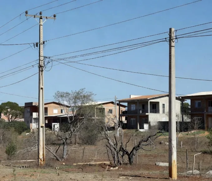 Linhas de energia em área residencial do Lago Norte e Jardim Botânico, Brasília, com interrupção de energia.
