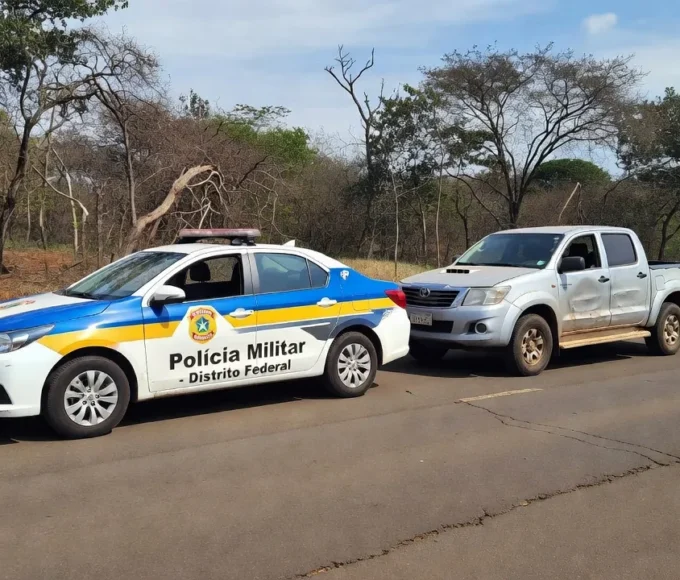 Viatura da PM recuperando Hilux furtada no Park Way, Brasília