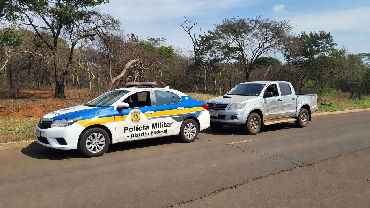 Viatura da PM recuperando Hilux furtada no Park Way, Brasília