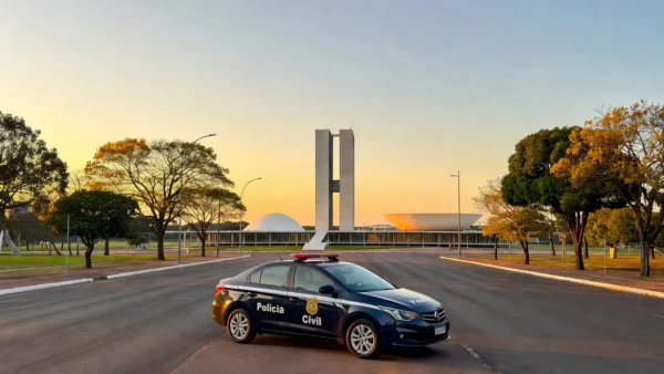 Viatura da Polícia Civil do DF em abordagem em Brasília