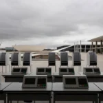 Vista aérea do Congresso Nacional em Brasília destacando desigualdades no Distrito Federal