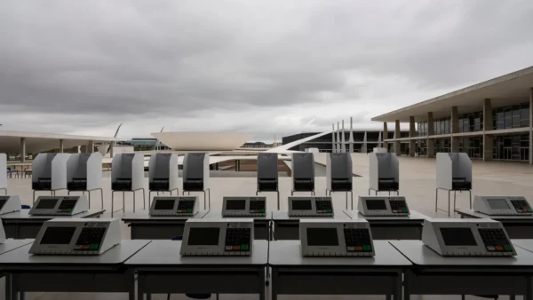 Vista aérea do Congresso Nacional em Brasília destacando desigualdades no Distrito Federal